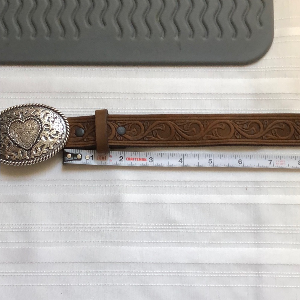 Women’s Justin Leather western style belt Sz 28 Brown Leather with heart buckle - Picture 10 of 16